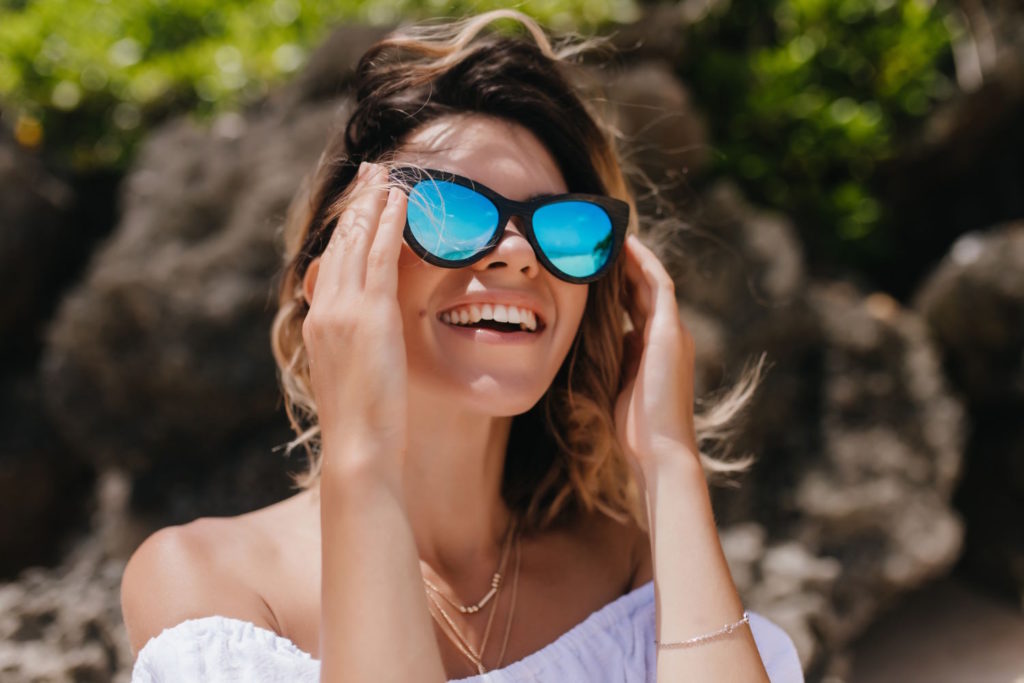Okulary przeciwsłoneczne Versace to świetny wybór dla kobiet, które chcą czuć się pewnie i stylowo