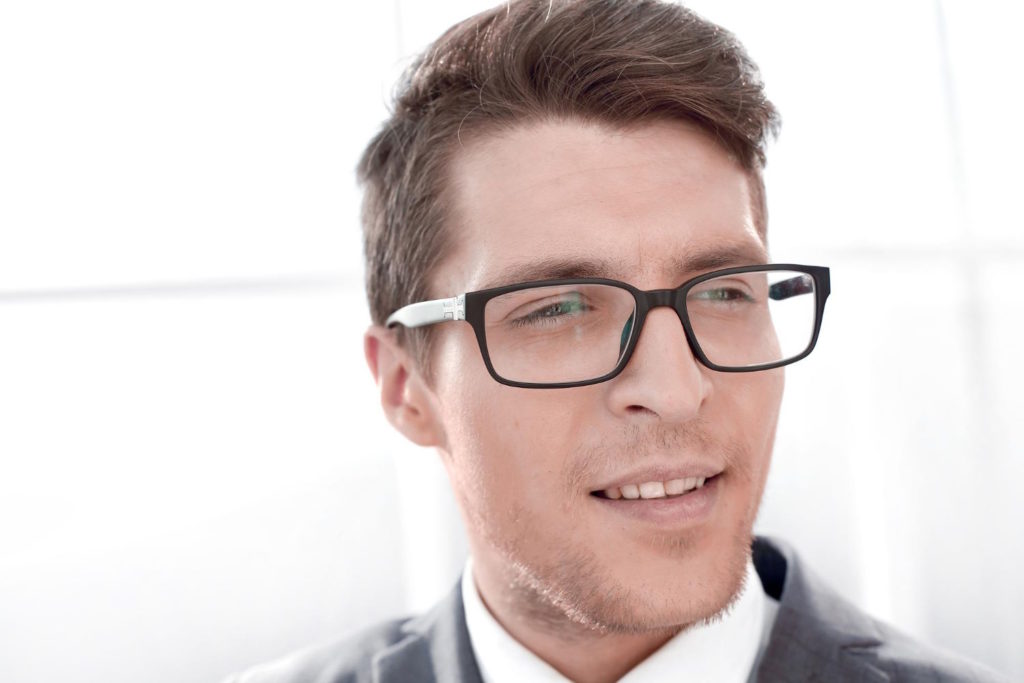 Stylowe okulary to nie tylko praktyczny dodatek, ale również element podkreślający nasz indywidualny styl
