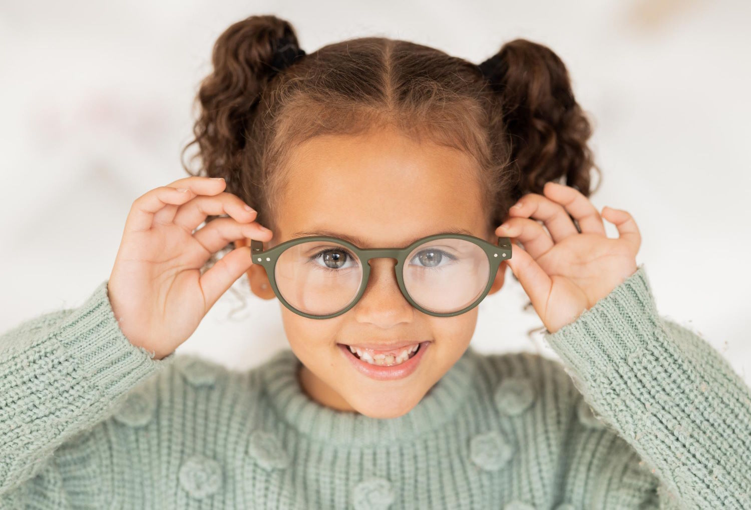 Dobór odpowiednich okularów korekcyjnych dla dziecka to niezwykle ważna decyzja, która ma ogromne znaczenie dla jego wzroku i komfortu